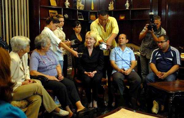 Fiscal venezolana se reúne con familiares de los Cinco cubanos. Foto AIN Fiscal venezolana se reúne con familiares de los Cinco cubanos