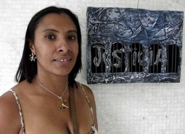 Ivelice Rivero: Me sensibilizó mucho conocer esta historia, todo lo que han pasado esos hombres y sus familias, y las cadenas que hay en el mundo de solidaridad con ellos, y me inspiré. Mi obra, con la técnica de paper maché, reutilicé una caja, y se me ocurrió la idea de representar esa cárcel donde han estado encerrados tanto tiempo, y pedir justicia, que es lo que ellos necesitan Ivelice Rivero: Me sensibilizó mucho conocer esta historia, todo lo que han pasado esos hombres y sus familias, y las cadenas que hay en el mundo de solidaridad con ellos, y me inspiré. Mi obra, con la técnica de paper maché, reutilicé una caja, y se me ocurrió la idea de representar esa cárcel donde han estado encerrados tanto tiempo, y pedir justicia, que es lo que ellos necesitan