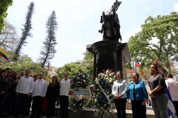 Colocan Los Cinco ofrenda floral a Sim�n Bol�var en Caracas (+Fotos y Audio)