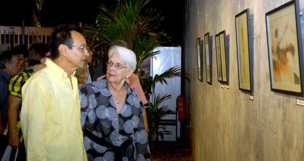 Mirtha Rodríguez (I), madre de Antonio Guerrero, uno de Los Cinco luchadores antiterroristas prisioneros en los Estados Unidos, junto al artista cubano de la plástica Ernesto García Peña (I), recorrieron la exposición “Haciendo Caminos”, de Farcía Peña, en el Memorial “José Martí”, en la Plaza de la Revolución en La Habana, el 21 de mayo de 2012. Foto: Oriol de la Cruz Atencio/AIN. Mirtha Rodríguez (I), madre de Antonio Guerrero, uno de Los Cinco luchadores antiterroristas prisioneros en los Estados Unidos, junto al artista cubano de la plástica Ernesto García Peña (I), recorrieron la exposición “Haciendo Caminos”, de Farcía Peña, en el Memorial “José Martí”, en la Plaza de la Revolución en La Habana, el 21 de mayo de 2012. Foto: Oriol de la Cruz Atencio/AIN.