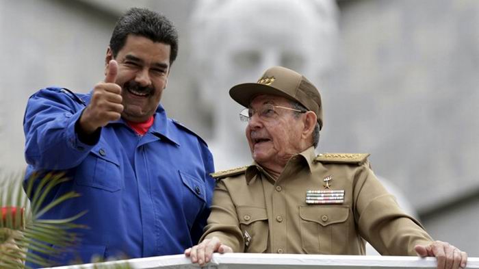 Raúl Castro felicita a Nicolás Maduro por Asamblea Constituyente