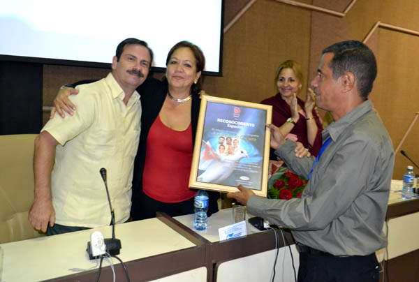 Reconocimiento de La Luz en lo Oscuro en I Convención de Radio y Televisión, Cuba 2014. Foto Abel Rojas Barallobre