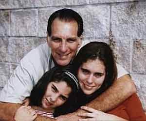 René González y sus hijas