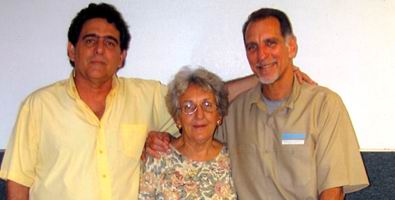 Roberto González, hermano de René, Irma Sehwerert Mileham, madre de René, y René González. Foto: www.freethefive.org Roberto González, hermano de René, Irma Sehwerert Mileham, madre de René, y René González. Foto: www.freethefive.org