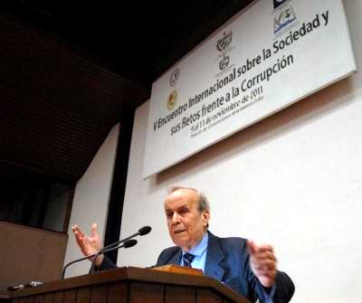 Ricardo Alarcón de Quesada, presidente de la Asamblea Nacional del Poder Popular de Cuba, durante la clausura del V Encuentro Internacional sobre la Sociedad y sus Retos Frente a la Corrupción, en el Palacio de las Convenciones. La Habana, 11 de noviembre de 2011. Foto: Sergio Abel Reyes/AIN Ricardo Alarcón de Quesada, presidente de la Asamblea Nacional del Poder Popular de Cuba, durante la clausura del V Encuentro Internacional sobre la Sociedad y sus Retos Frente a la Corrupción, en el Palacio de las Convenciones. La Habana, 11 de noviembre de 2011. Foto: Sergio Abel Reyes/AIN