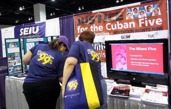 Miembros del Sindicato Internacional de Empleados de Servicios de Estados Unidos (SEIU por sus siglas en ingles), se suman a la lucha por la libertad inmediata de los cinco antiterroristas cubanos Miembros del Sindicato Internacional de Empleados de Servicios de Estados Unidos (SEIU por sus siglas en ingles), se suman a la lucha por la libertad inmediata de los cinco antiterroristas cubanos