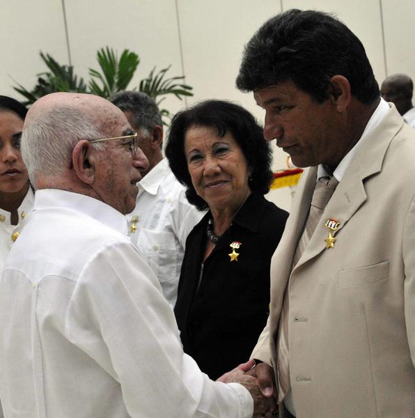 Jos� Ram�n Machado Ventura (I), Segundo Secretario del Comit� Central del Partido Comunista de Cuba y Vicepresidente de los Consejos de Estado y de Ministros, entreg� el T�tulo Honor�fico H�roes y Hero�nas del Trabajo de la Rep�blica de Cuba, a un grupo de trabajadores, en ceremonia realizada en La Habana, el 1 de mayo de 2014. AIN FOTO/Marcelino V�ZQUEZ