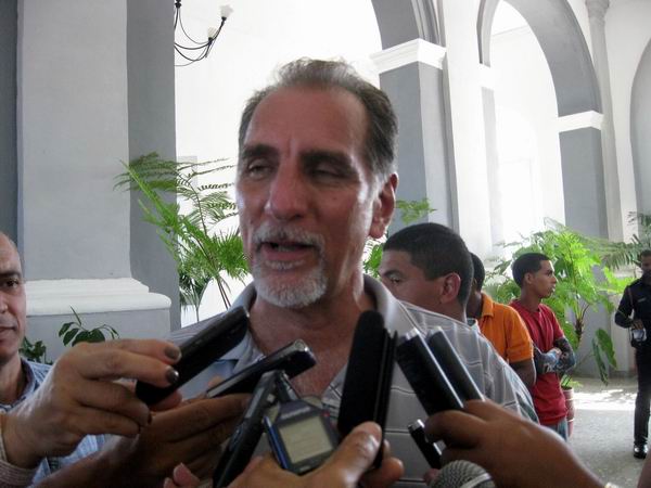 René González ejerció su derecho al voto en Elecciones Parciales cubanas