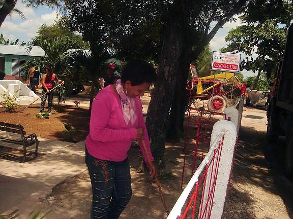 Limpieza y embellecimiento en centros laborales. Foto: Aroldo Garc�a