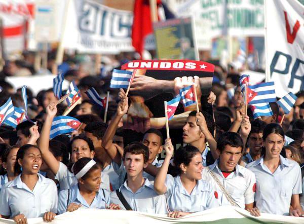 Jóvenes cubanos celebran en el desfile por el 1ro. de Mayo, La Habana, Cuba - 2010