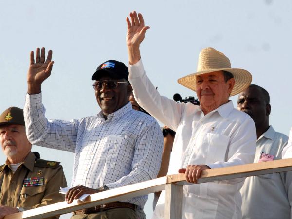 Raúl Castro Ruz, Salvador Valdés Mesa y Ramiro Valdés Menéndez, presiden desfile por el 1ro de Mayo en La Habana, Cuba - 2010
