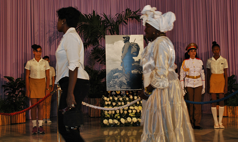 En la Plaza de la Revolucin, abrazo del pueblo a Fidel En la Plaza de la Revolucin, abrazo del pueblo a Fidel