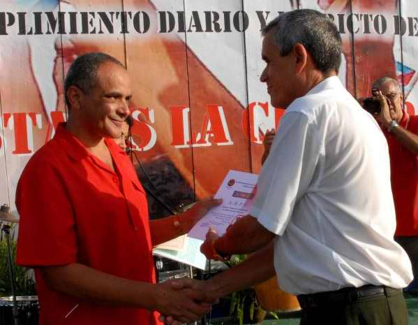 Reciben reconocimiento representantes de organismos destacados en la emulaci�n por el 26 de Julio