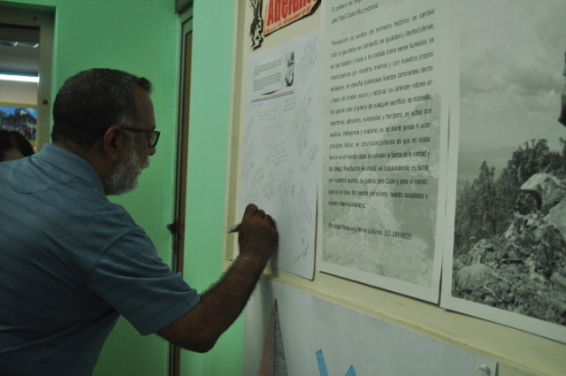 Nelson del Castillo firma compromiso de ser fiel al concepto de Revolución de Fidel . Foto: Félix Anazco