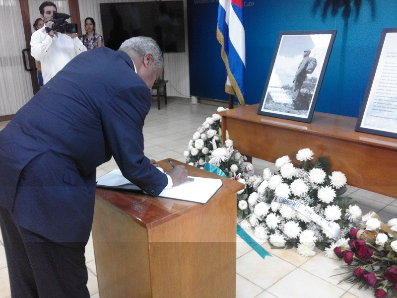 Canciller de Eritrea firma libro de condolencias por la muerte de Fidel