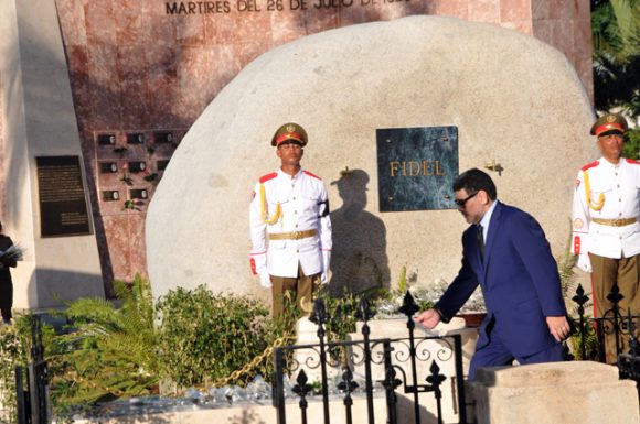 Diego Armando Maradona coloca una flor para Fidel. Foto: Periódico Sierra Maestra