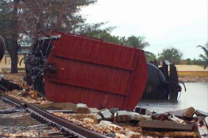 Evitan da�os al entorno en Matanzas, luego de descarrilamiento ferroviario. Foto: Jos� Miguel Sol�s