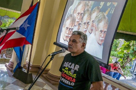 Edwin Gonz�lez Vazquez, delegado de la misi�n de Puerto Rico en La Habana, celebra la liberaci�n del patriota puertorique�o Oscar L�pez Rivera. Foto: Ismael Francisco/ Cubadebate.