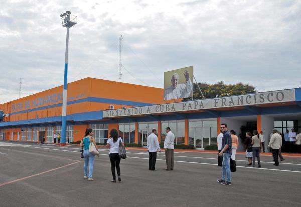 Imagen del Papa Francisco en el Aeropuerto Internacional Jos� Mart�, en La Habana, pr�ximo a la visita pastoral que realizar� el Sumo Pont�fice a Cuba, el 17 de septiembre de 2015. AIN FOTO/Abel PADR�N