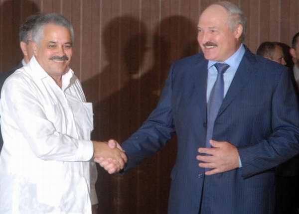 Alexander Lukashenko (D), Presidente de la República de Belarús, es recibido por Dagoberto Rodríguez Barrera Alexander Lukashenko (D), Presidente de la República de Belarús, es recibido por Dagoberto Rodríguez Barrera