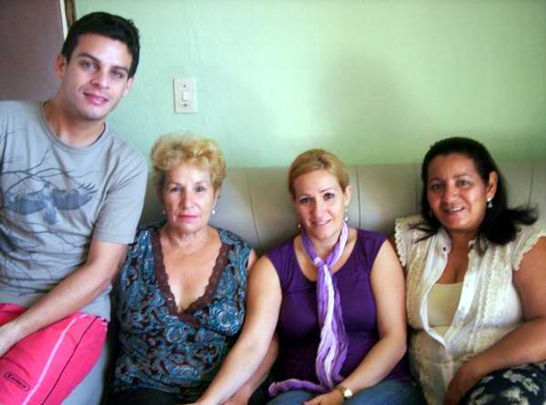 Estudiante hondureño Allan Villanueva y la familia de Gloria González. Foto: Mireya Ojeda Estudiante hondureño Allan Villanueva y la familia de Gloria González. Foto: Mireya Ojeda