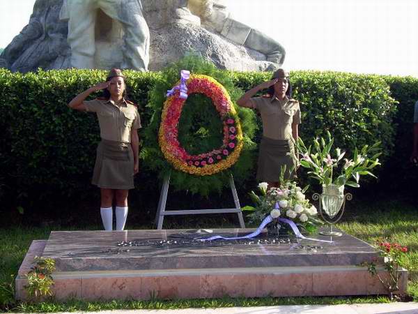 Fidel y Raúl envían ofrendas florales para el Comandante Juan Almeida 