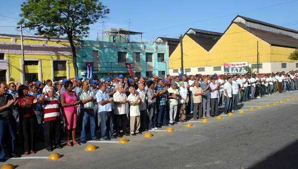 El pueblo santiaguero se congregó para rendir tributo a sus mártires. Foto AIN El pueblo santiaguero se congregó para rendir tributo a sus mártires. Foto AIN