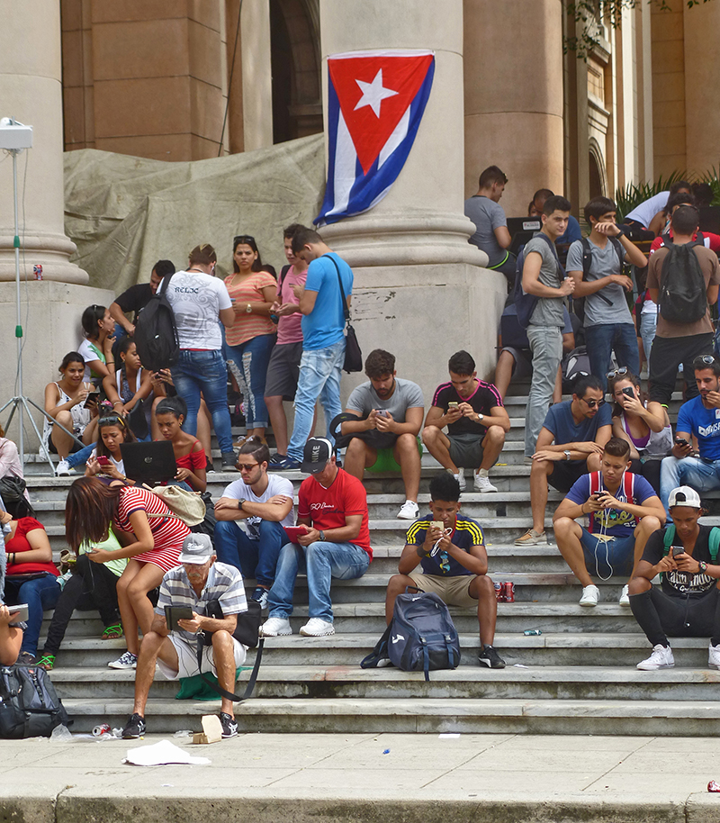 Juventud cubana en un avispero de denuncias contra el Bloqueo Juventud cubana en un avispero de denuncias contra el Bloqueo