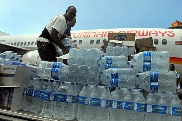 Ayuda solidaria de Surinam lleg� este domingo a La Habana. Foto. Vladimir Molina Espada
