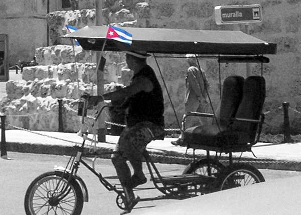 Bicitaxi por las calles de La Habana. Foto: Abel Rojas Barallobre Bicitaxi por las calles de La Habana. Foto: Abel Rojas Barallobre
