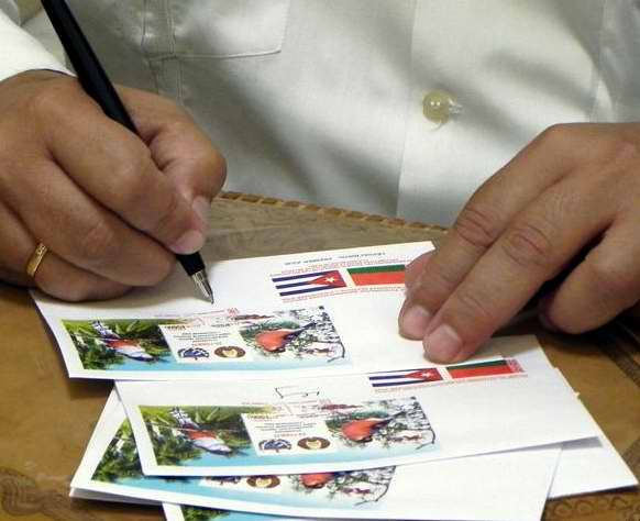 Cancelación del sello postal Cuba-Belarús. Foto AIN Cancelación del sello postal Cuba-Belarús. Foto AIN