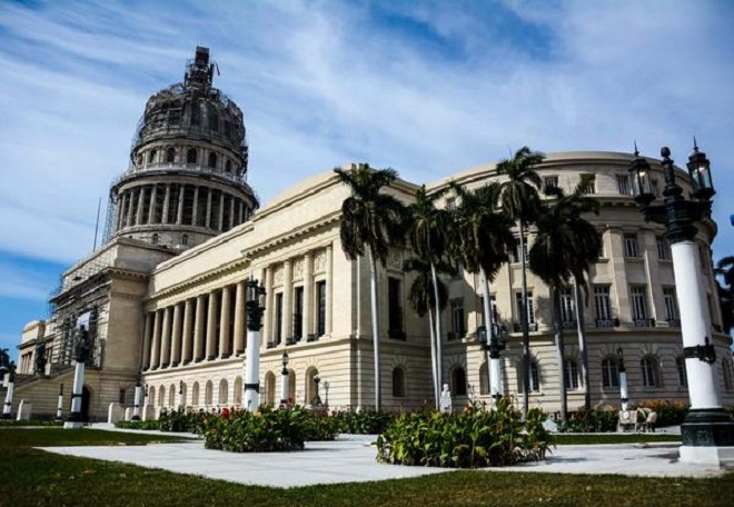 Manos de mujer en el Capitolio de La Habana (+ Audio y Fotos)