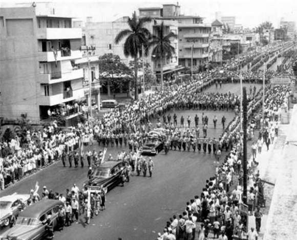 Durante el sepelio a los caídos en defensa de la Patria; Fidel proclama ante el mundo el carácter socialista de la naciente revolución cubana