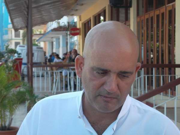 El escritor Carlos Esquivel Guerra, habl� de la muerte como un espacio de legitimidad de la eternidad con la figura de Ch�vez y de todos los luchadores que est�n haciendo de la cultura y la vida social un derecho de todo el pueblo. Foto: Juan Manuel Olivares.