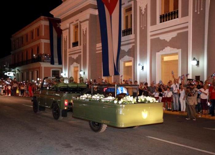 Impresionante abrazo de Cienfuegos a Fidel. Foto: Aslam Castellón