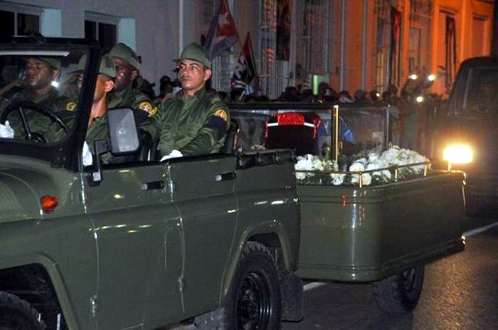 Impresionante abrazo de Cienfuegos a Fidel. Foto: Efrain Cedeño