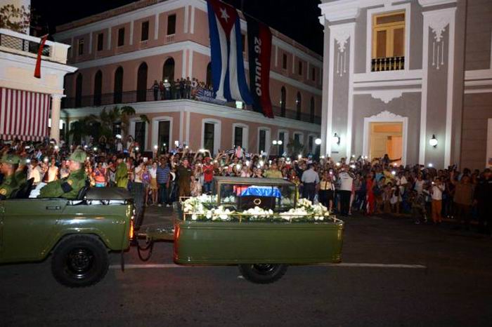 Impresionante abrazo de Cienfuegos a Fidel. Foto: Modesto Gutiérrez