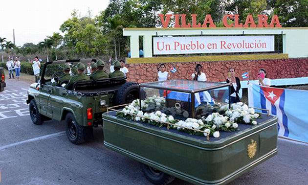 El pueblo villaclareño recibe en el municipio de Santo Domingo, al cortejo fúnebre que traslada las cenizas del Comandante en Jefe Fidel Castro Ruz, hasta el santiaguero cementerio de Santa Ifigenia