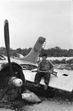 Combatiente cubano en Playa Gir�n. Foto Ernesto Fern�ndez