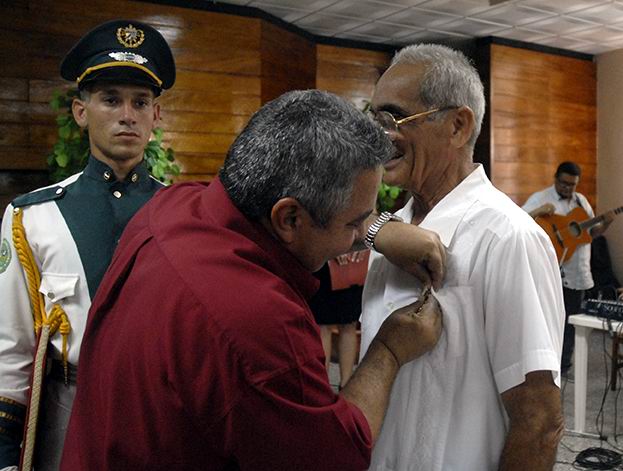 Ulises Guilarte De Nacimiento, secretario general de la CTC impuso la Orden L�zaro Pe�a de primer grado a Rodolfo Jim�nez Polanco. Foto: Agust�n Borrego Torres  