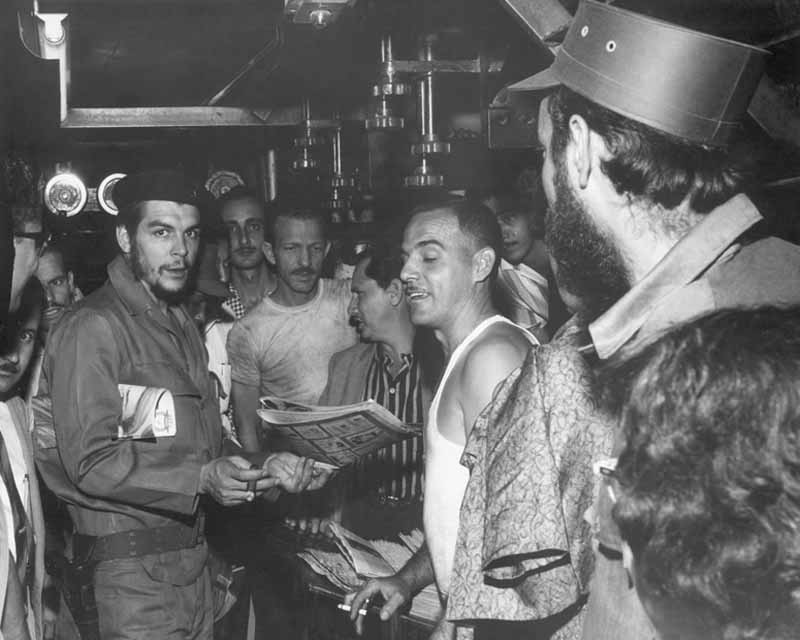 Che Guevara publica el texto El Payaso Macabro y otras alevos�as