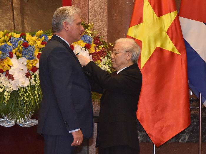 Condecorado con la Orden de Ho Chi Minh