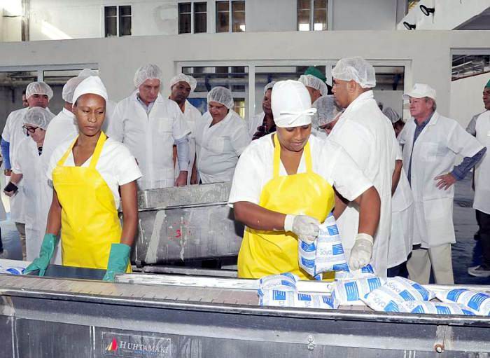 En el área de producción de yogurt de soya, el Presidente cubano se interesó por la calidad de este producto con alto impacto en gran parte de la población cubana. Foto: Estudios Revolución