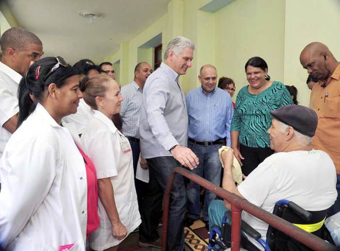 En el hogar de ancianos «28 de Enero» conversó con los abuelos que allí reciben atención. Foto: Estudios Revolución