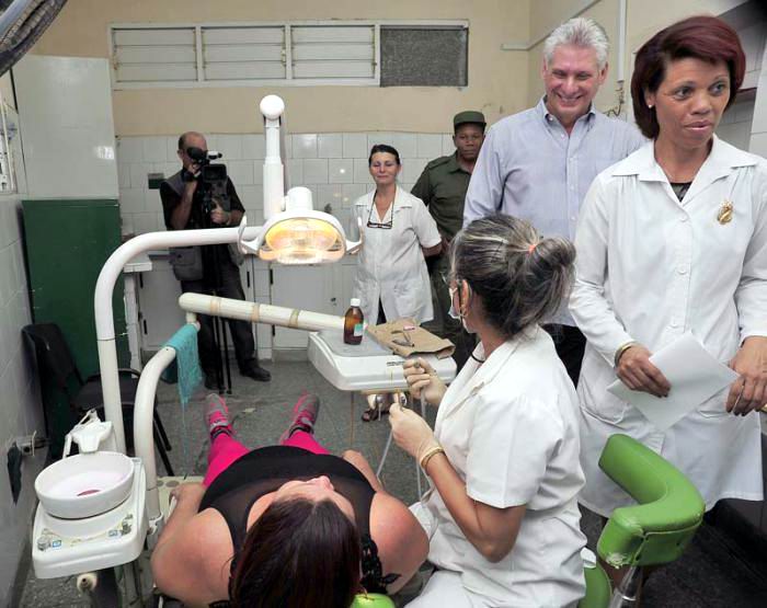 Díaz-Canel Bermúdez visitó varias de las consultas del policlínico. Foto: Estudios Revolución