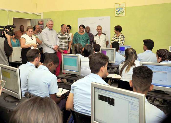 Díaz-Canel Bermúdez visitó varias aulas y laboratorios del preuniversitario. Foto: Estudios Revolución