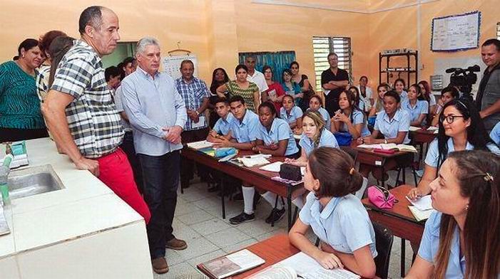 Díaz-Canel en el preuniversitario Mártires de Porvenir. Foto: Estudios Revolución