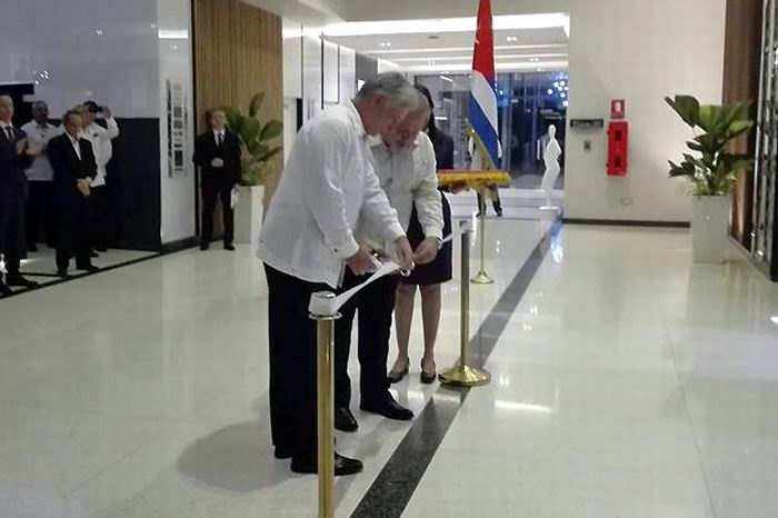 Diaz-Canel attends inauguration of Packard Hotel