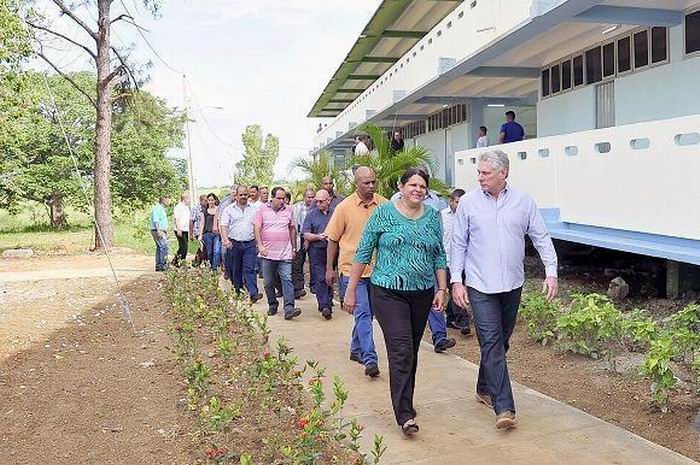 Miguel Díaz-Canel camina junto a la secretaria del PCC en La Habana, Mercedes López Acea. Foto: Estudios Revolución
