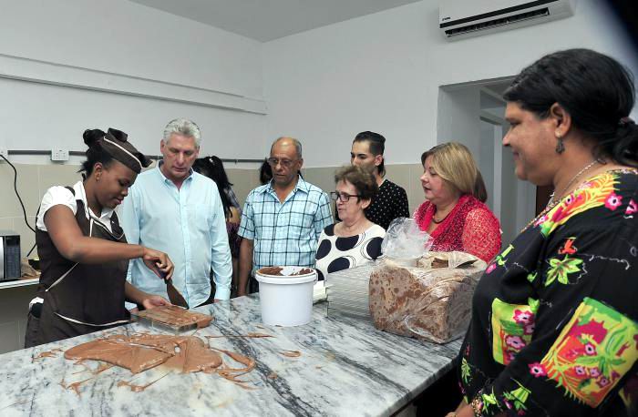Durante su recorrido por �reas del complejo gastron�mico de Zapata y 12, el Presidente de los Consejos de Estado y de Ministros se interes� por la producci�n artesanal de chocolate. Foto: Estudios Revoluci�n
